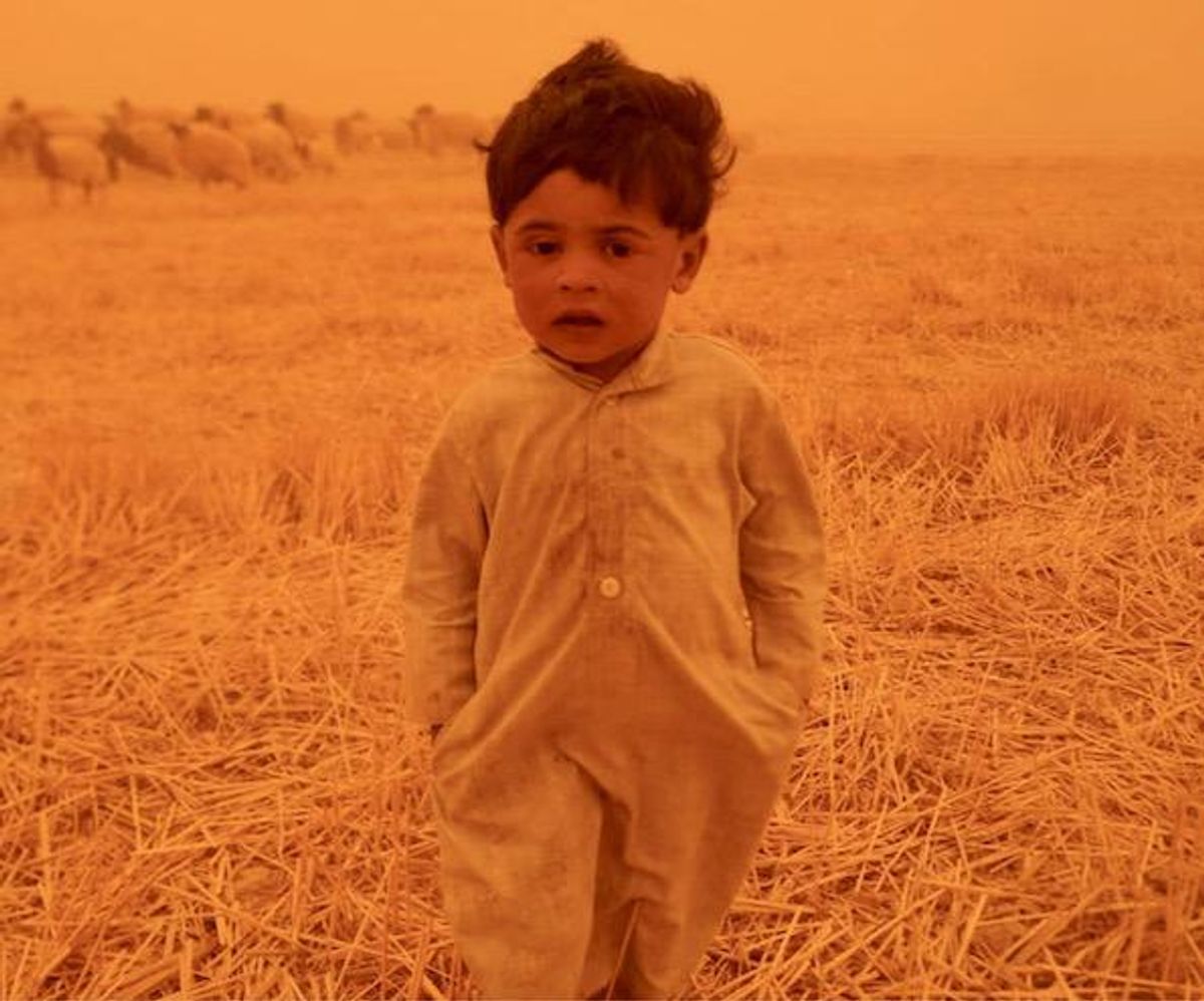 Iraq sandstorm grounds flights, sends 1,000 to hospitals