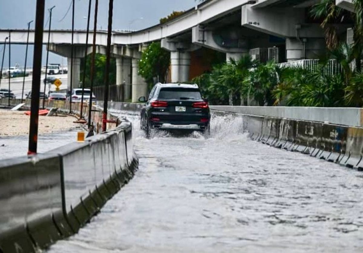 Florida downpour leaves many stranded, shuts down airport