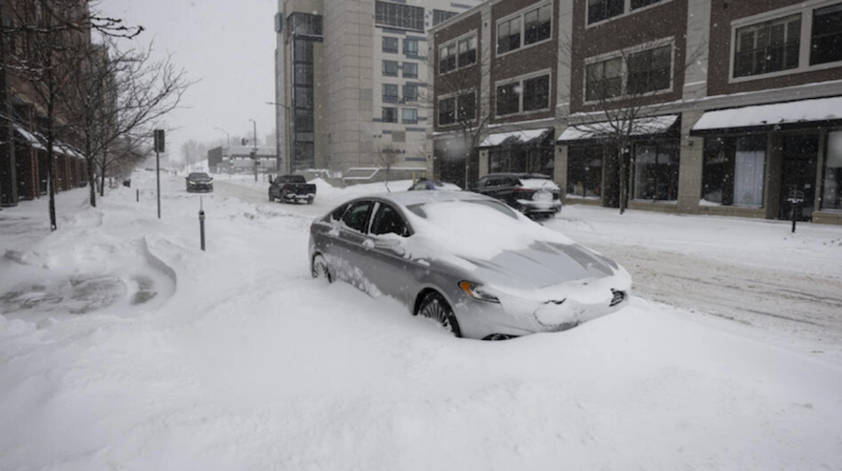 'Intense' U.S. blizzard derails final leg of Republican caucus campaigning in Iowa