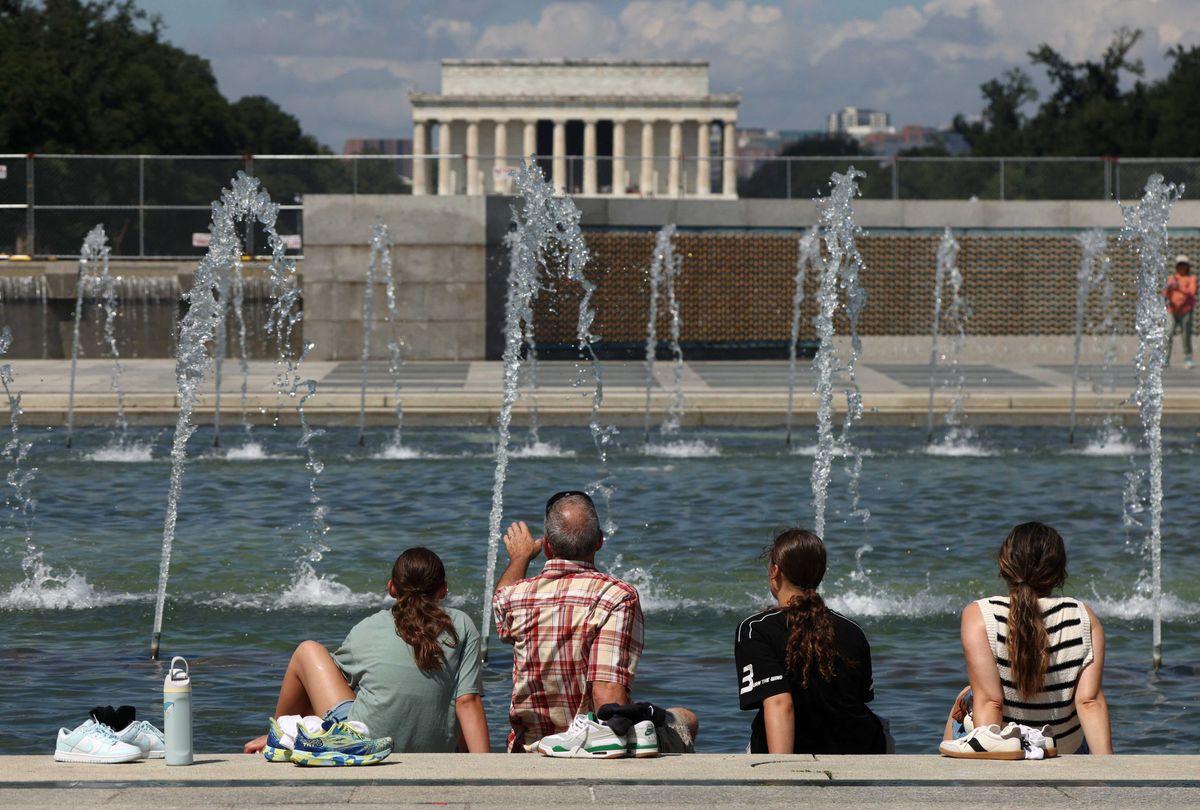 Graffiti and bubble vandalism appear on WWII Memorial near Trump's White House
