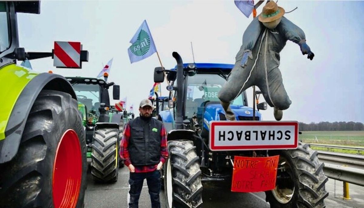 Defiant French farmers stick to barricades