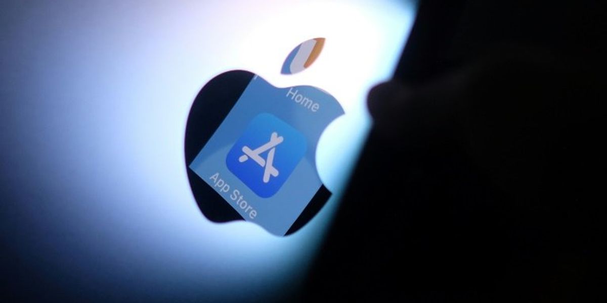 US judge says Apple defied order in App Store case