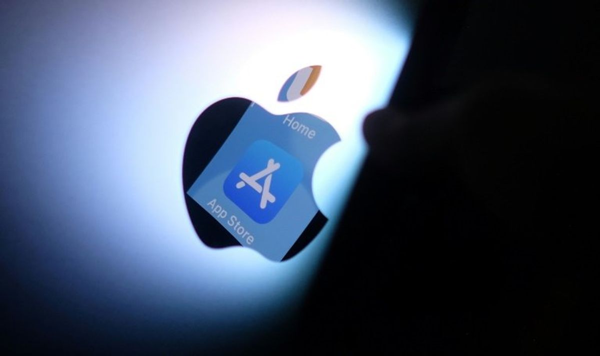 US judge says Apple defied order in App Store case