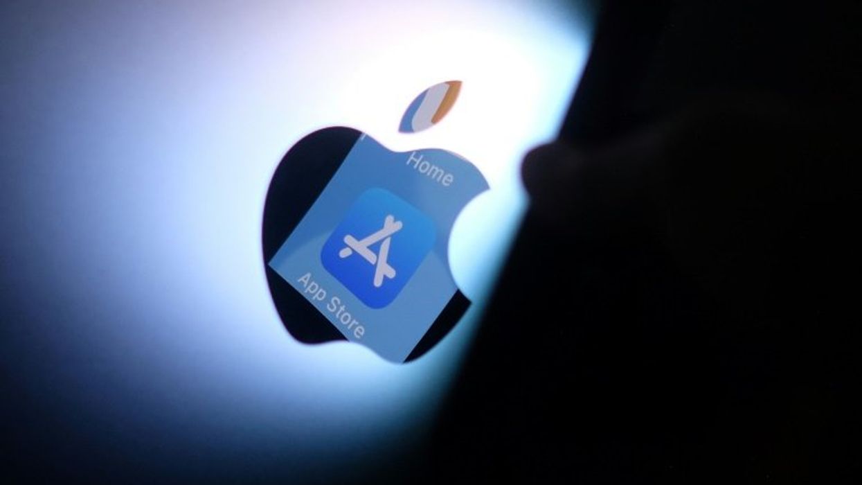 US judge says Apple defied order in App Store case