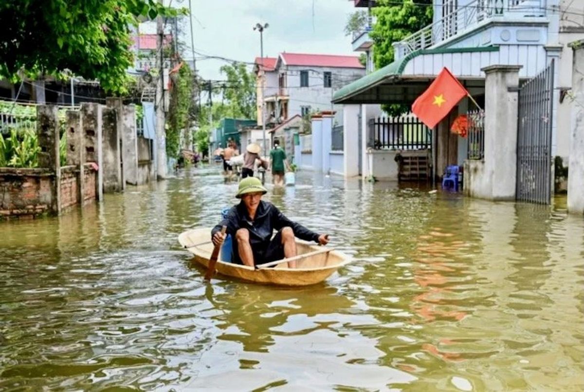 Hundreds living in floodwater in Vietnam