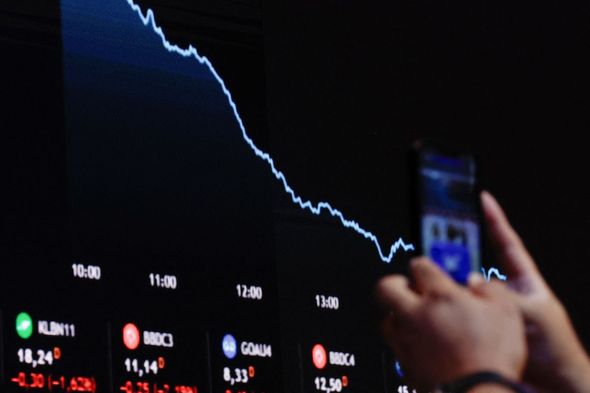 ‘Bloodbath': ‘Reckless’ Trump hammered as markets plunge for second straight day
