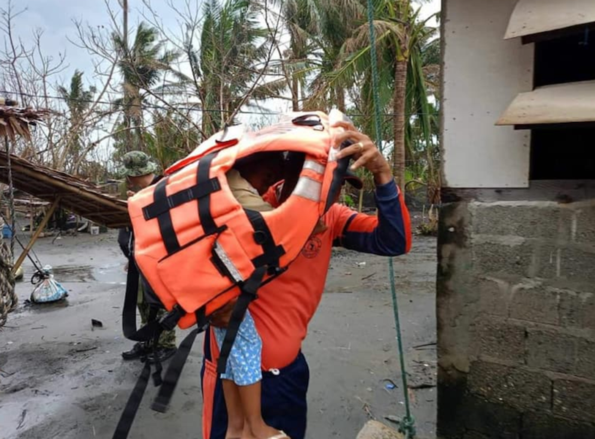 Typhoon Man-yi bears down on Philippines still reeling from Usagi