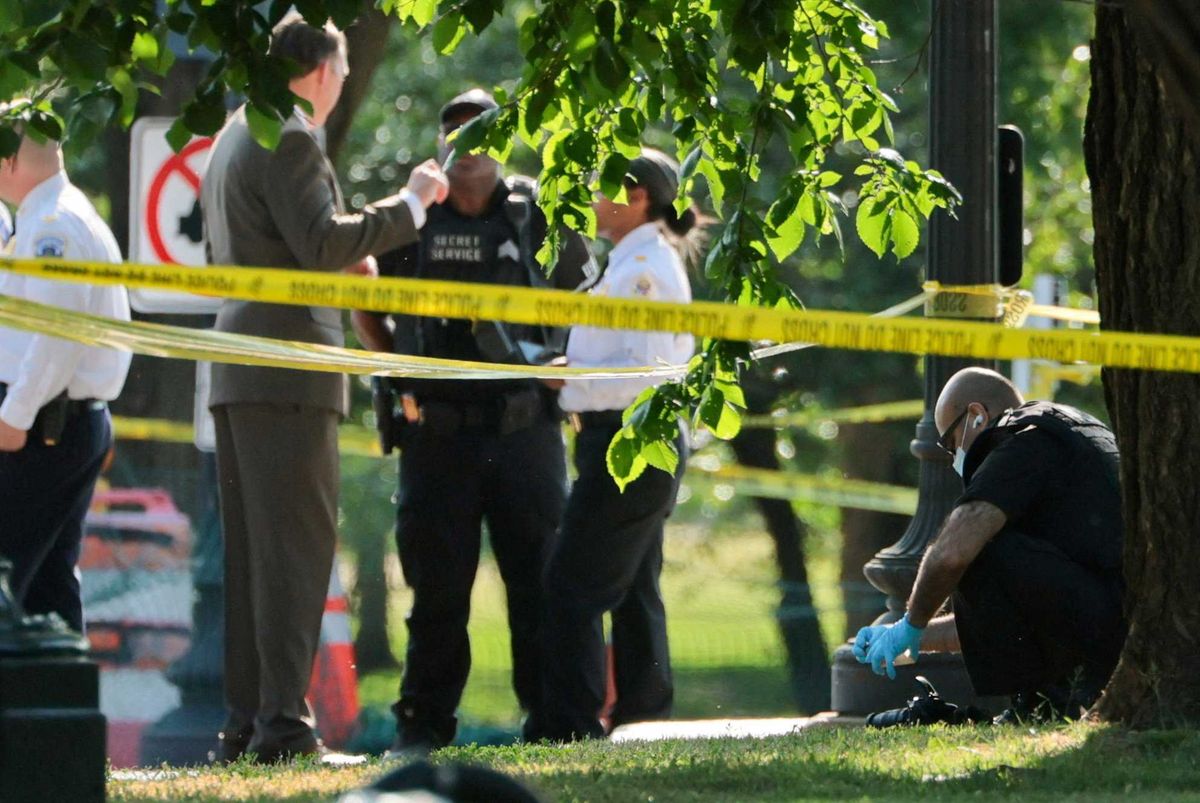 Teen bystander hit as gunman trades fire with Secret Service near Washington Monument