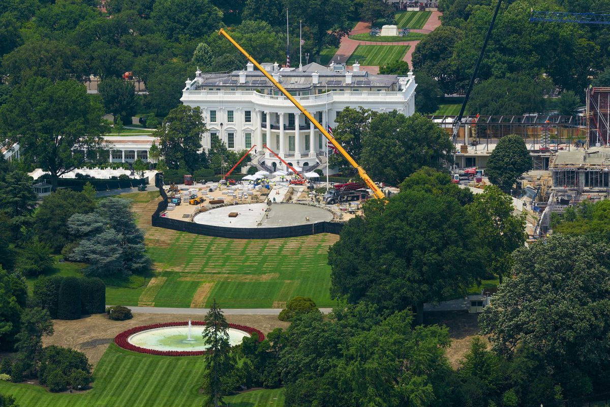 Frustrated Trump's 'telling' White House redo sparks internet firestorm: 'Ridiculous'