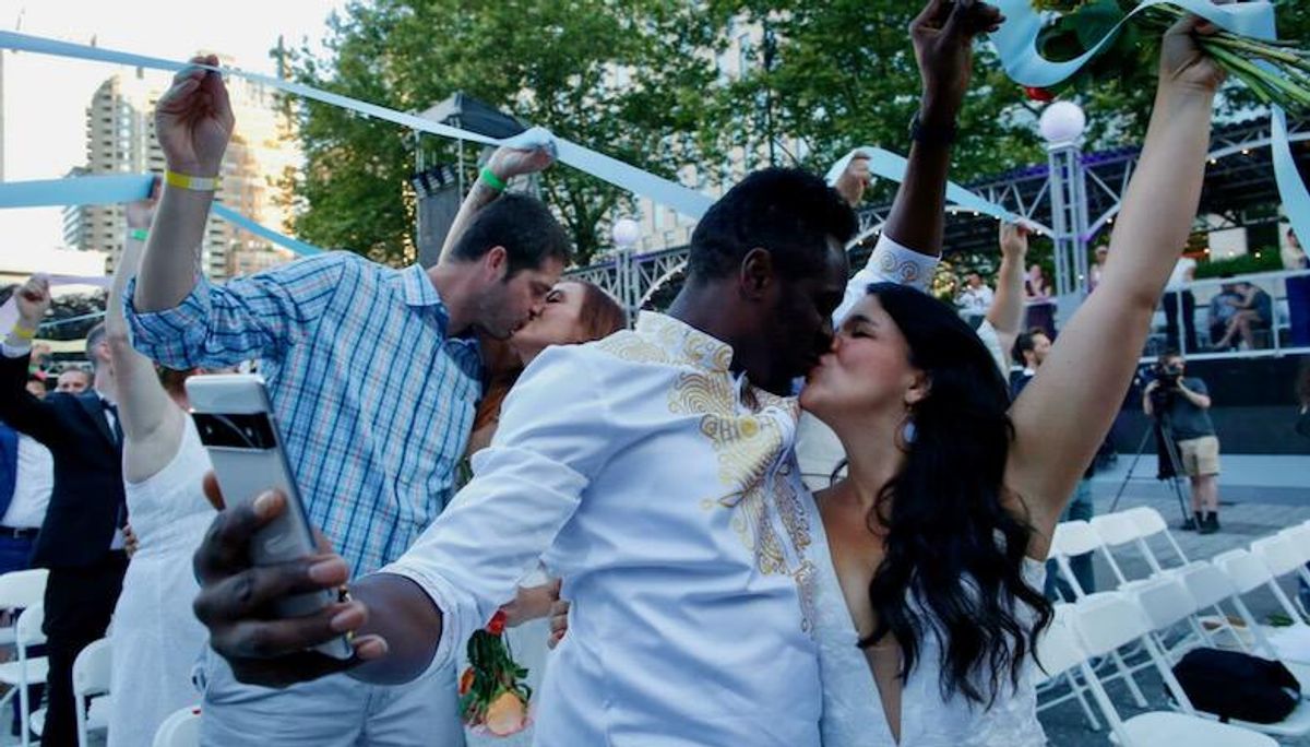 500 New York couples attend mass celebration after pandemic-hit weddings