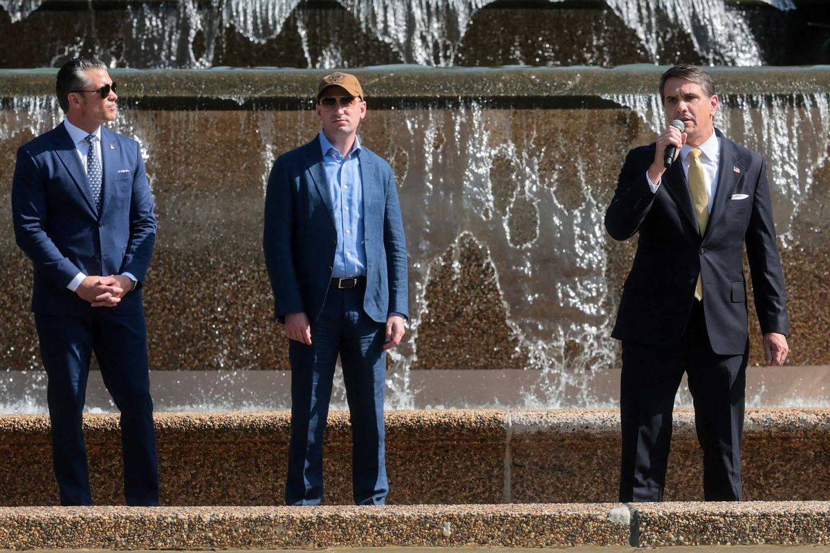 Menswear expert reveals what caused fashion faux pas for Trump's 'threatened anteater'