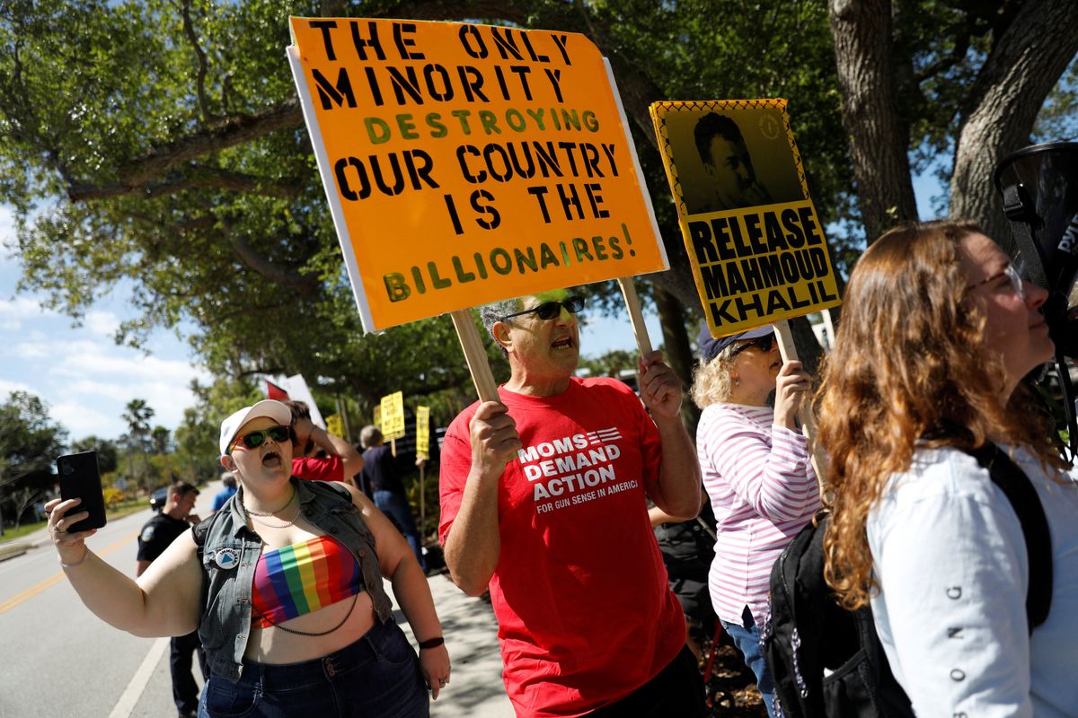 Trump's DHS urges 500K migrants to self-deport before it revokes legal statuses: report