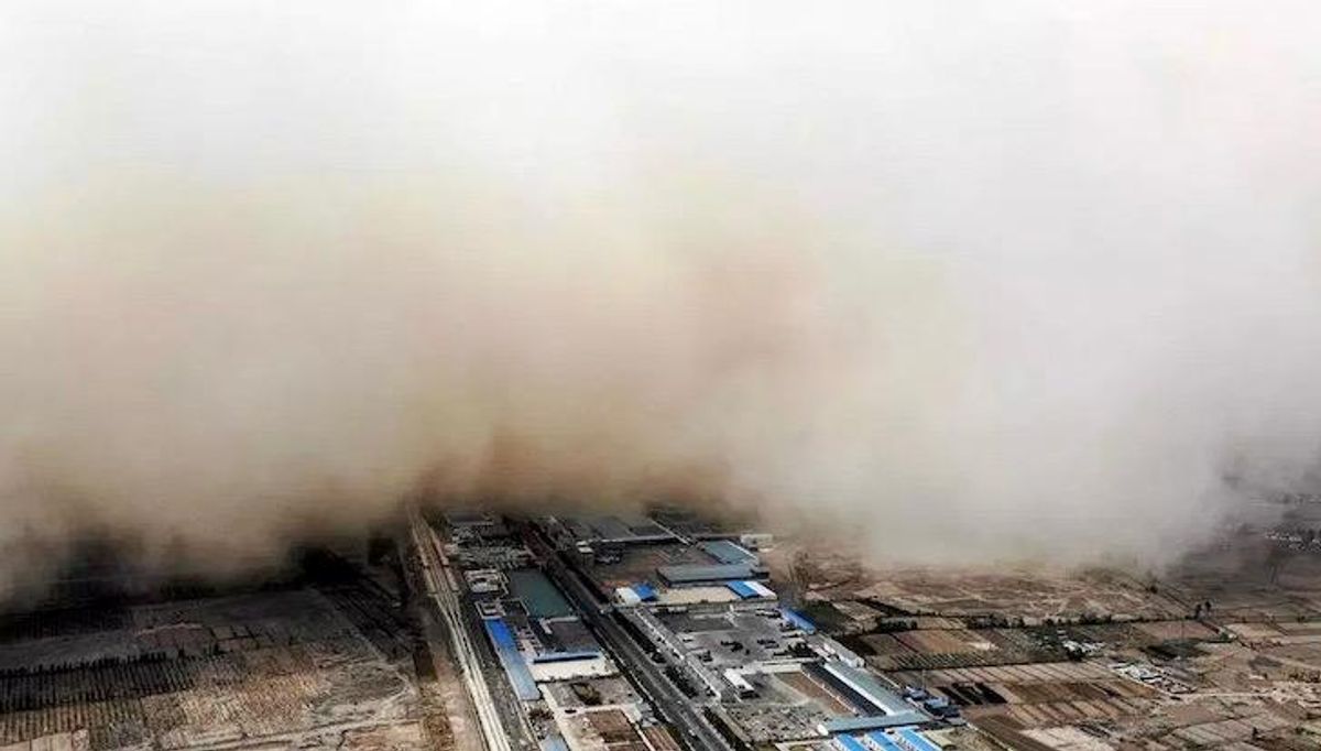 Wall of sand engulfs Chinese town