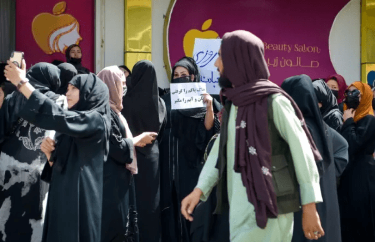 Afghan women protest against beauty parlor ban