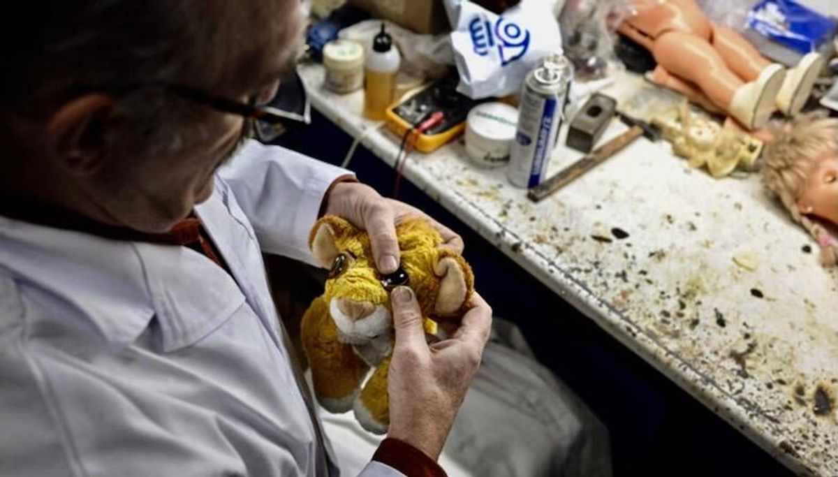 In Madrid, a 'toy hospital' marks its last Christmas