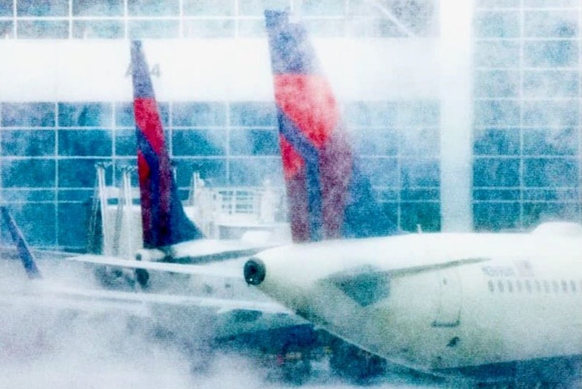 Heavy snow snarls travel as winter storms hit US