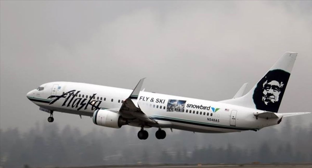 Off-duty Alaska Airlines pilot tries to shut down jet's engines mid-flight: Report