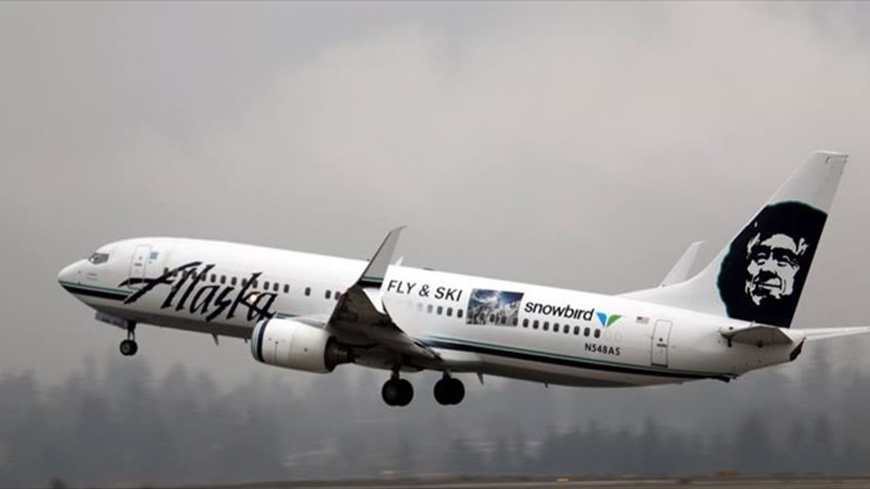 Off-duty Alaska Airlines pilot tries to shut down jet's engines mid-flight: Report