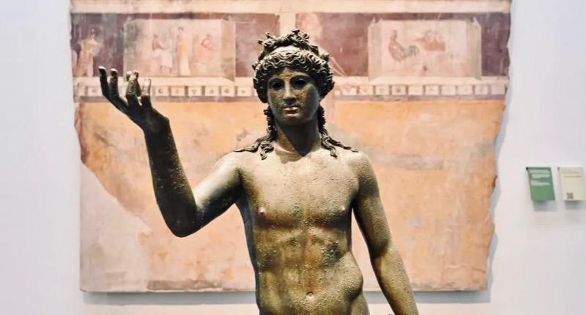 Pompeii shows off treasures, sorcerer's magic charms