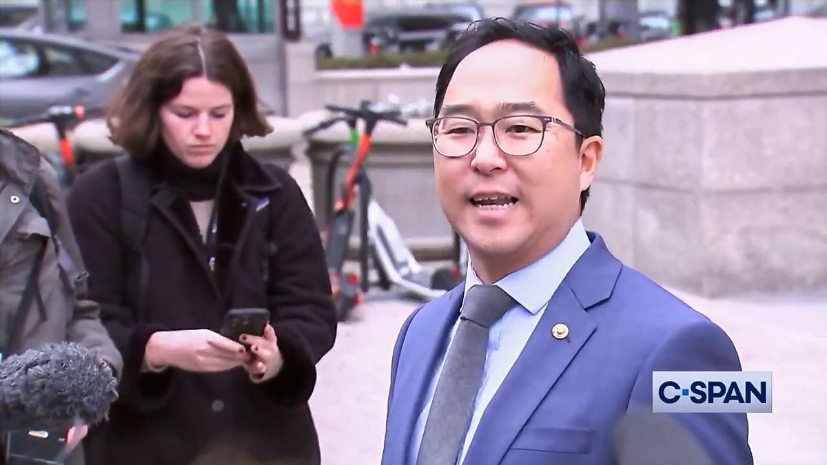 'What is happening here is illegal': Dem senator confronts security at USAID headquarters