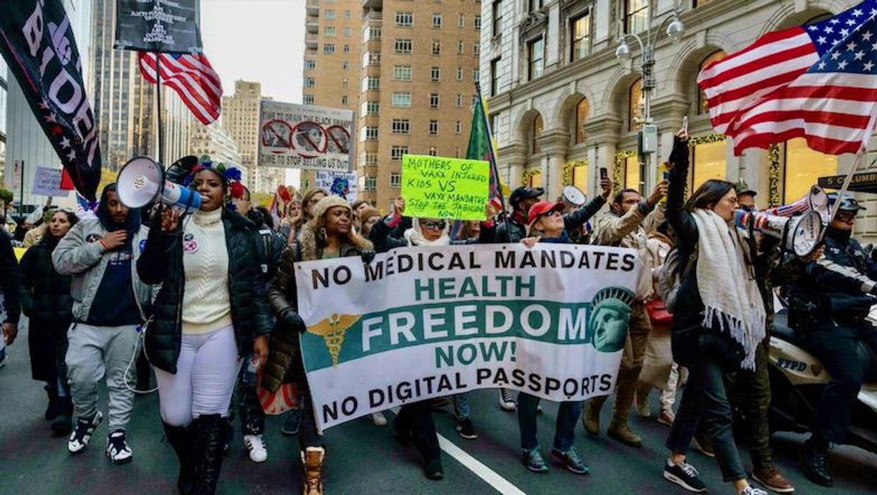US appeals court reinstates vaccine mandate for large companies