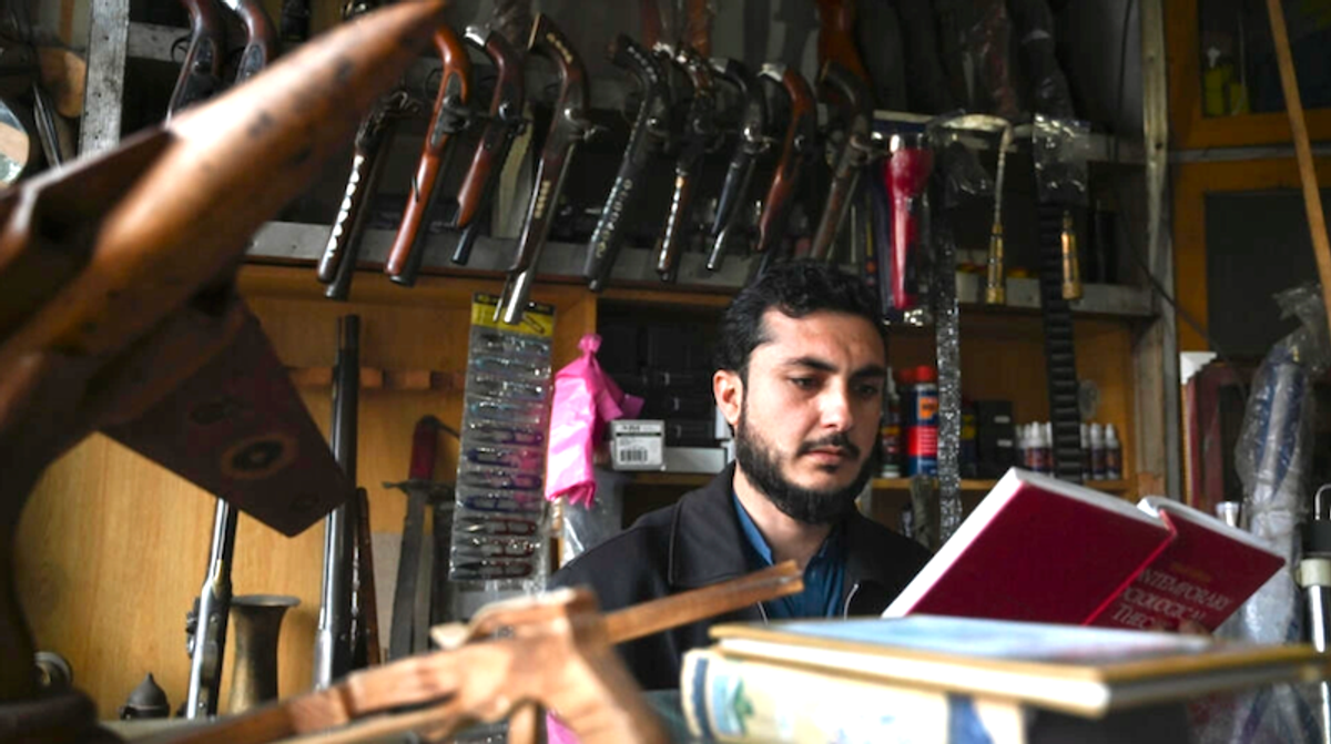 Library thrives in Pakistan's 'wild west' gun market town