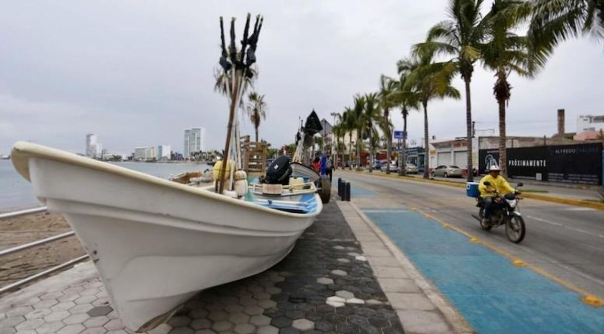 Hurricane Orlene lashes Mexico's Pacific coast