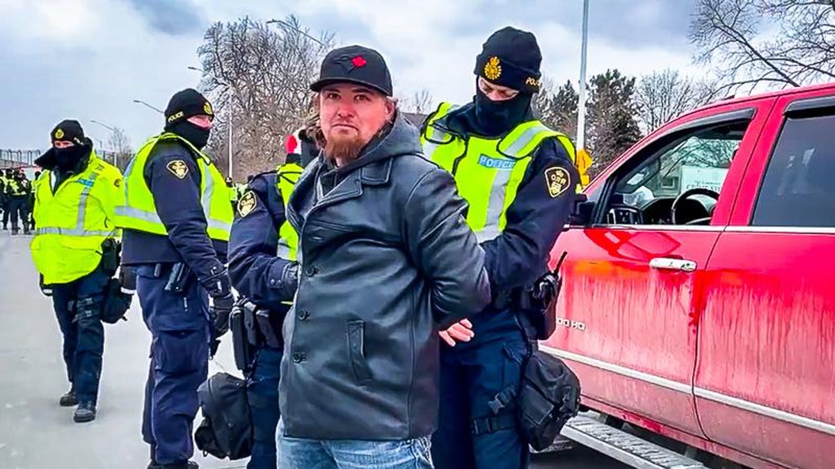 'You've had your time': Police initiate mass arrests to re-take Canadian border bridge from 'truckers'