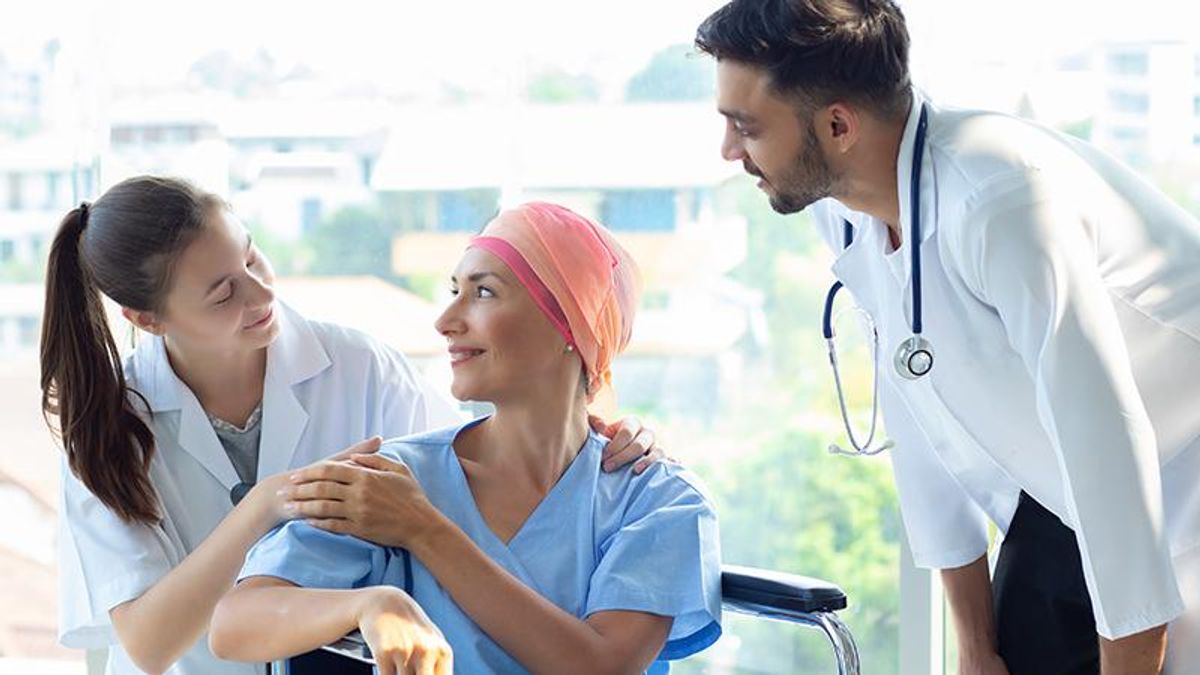 cancer patient with doctors