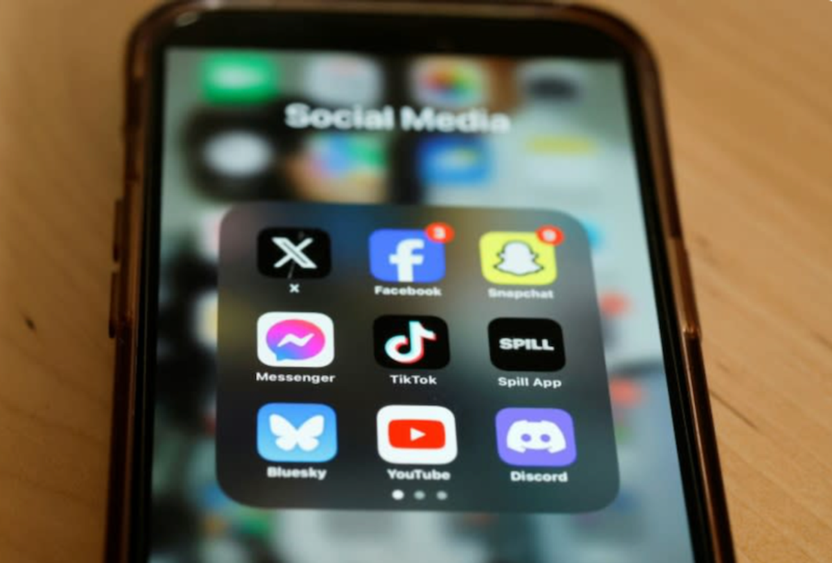 Australia moves to ban children under 16 from social media
