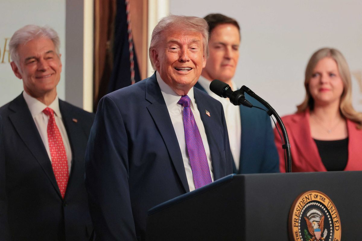 Speculation swirls over 'graphic' new image of Trump's hand: 'Downright nauseating'