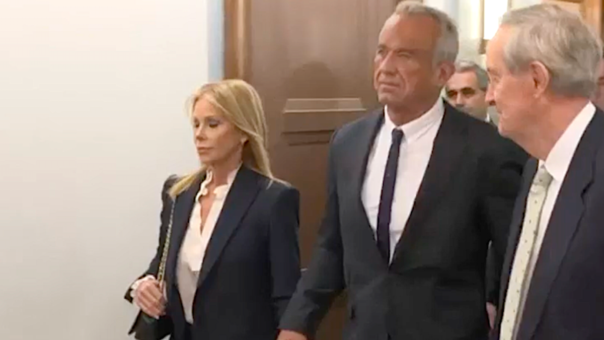 'That's not normal': CNN hosts stunned by Robert F. Kennedy Jr. greeting at Senate hearing