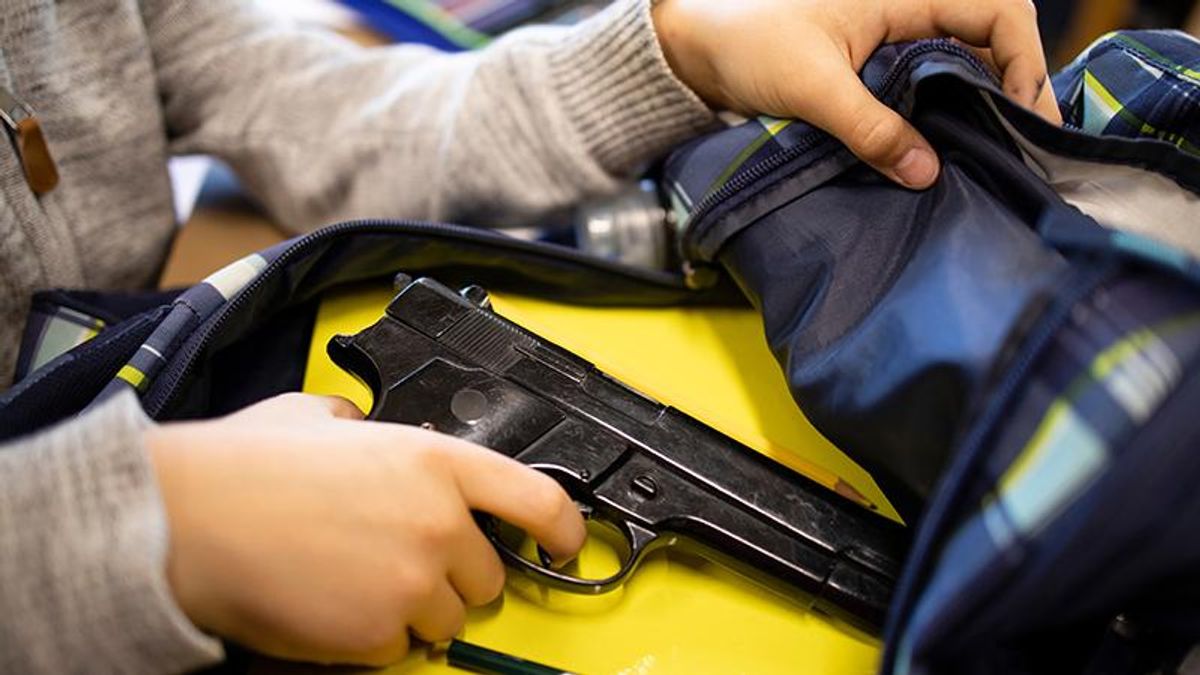 Kristi Noem kills age cap for ICE — letting teenagers join the force and get guns