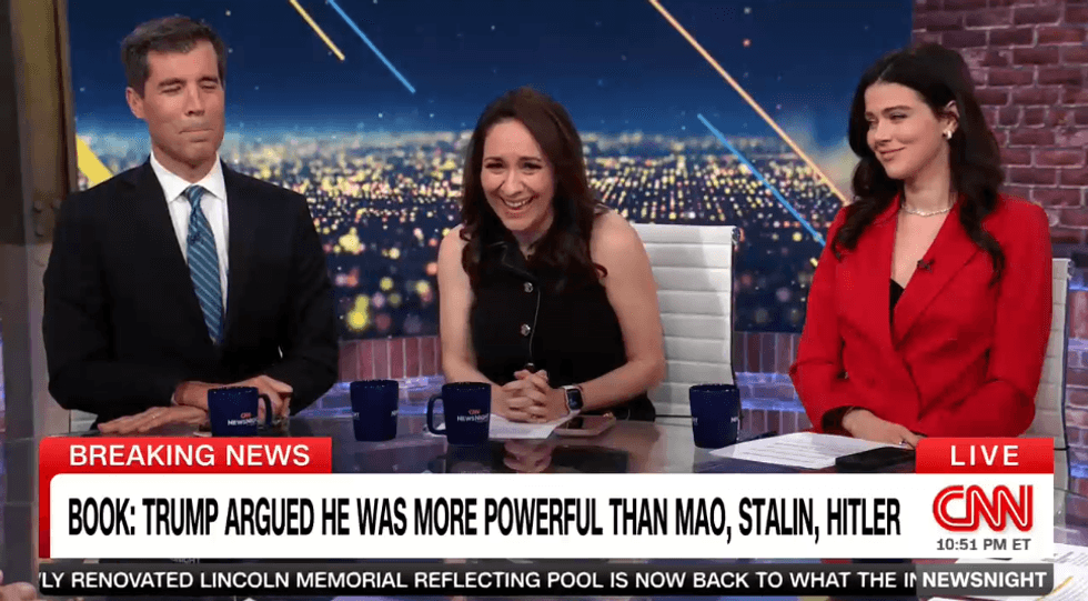 «Это не шутка»: комментаторы CNN рассмеялись, читая новую деталь из откровенной книги о Трампе