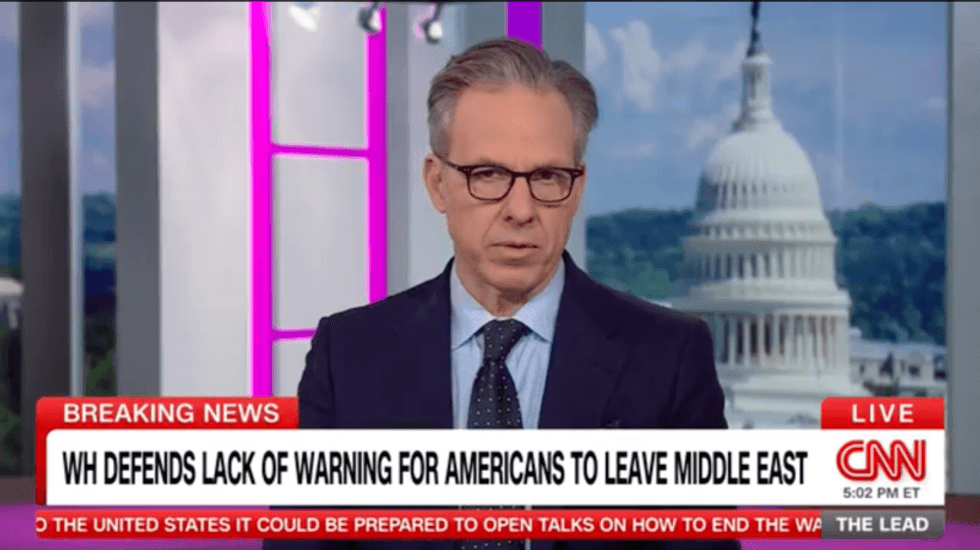 '怪媒体？' Jake Tapper 抨击白宫对滞留美国人的借口