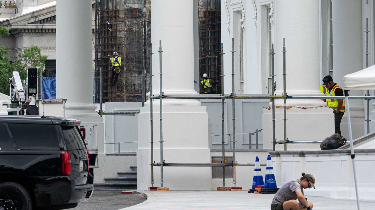 'Giant tarp' at White House startles reporters amid Trump update to iconic columns