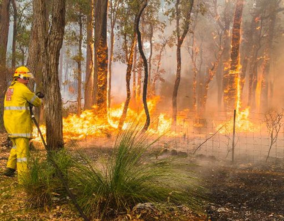 Firefighters battle blazes in scorching Australia
