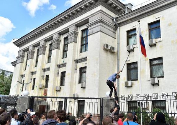 U.S. condemns attack on Russian embassy in Kiev