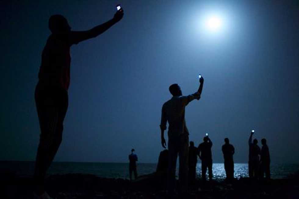 Moonlit African migrants image wins World Press Photo