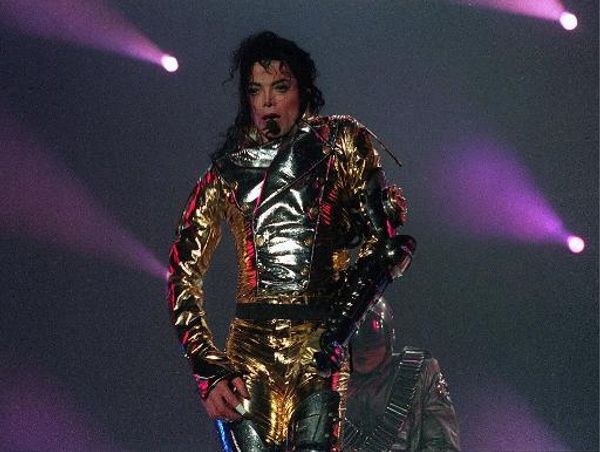 Michael Jackson 'back' as hologram featured at 2014 Billboard Awards