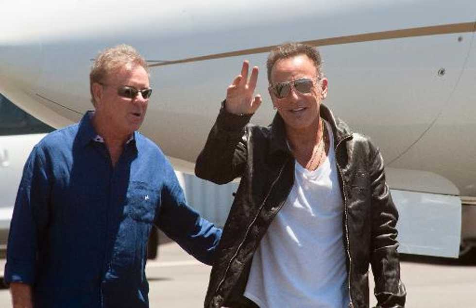 Bruce Springsteen pays tribute to Mandela at first South Africa show
