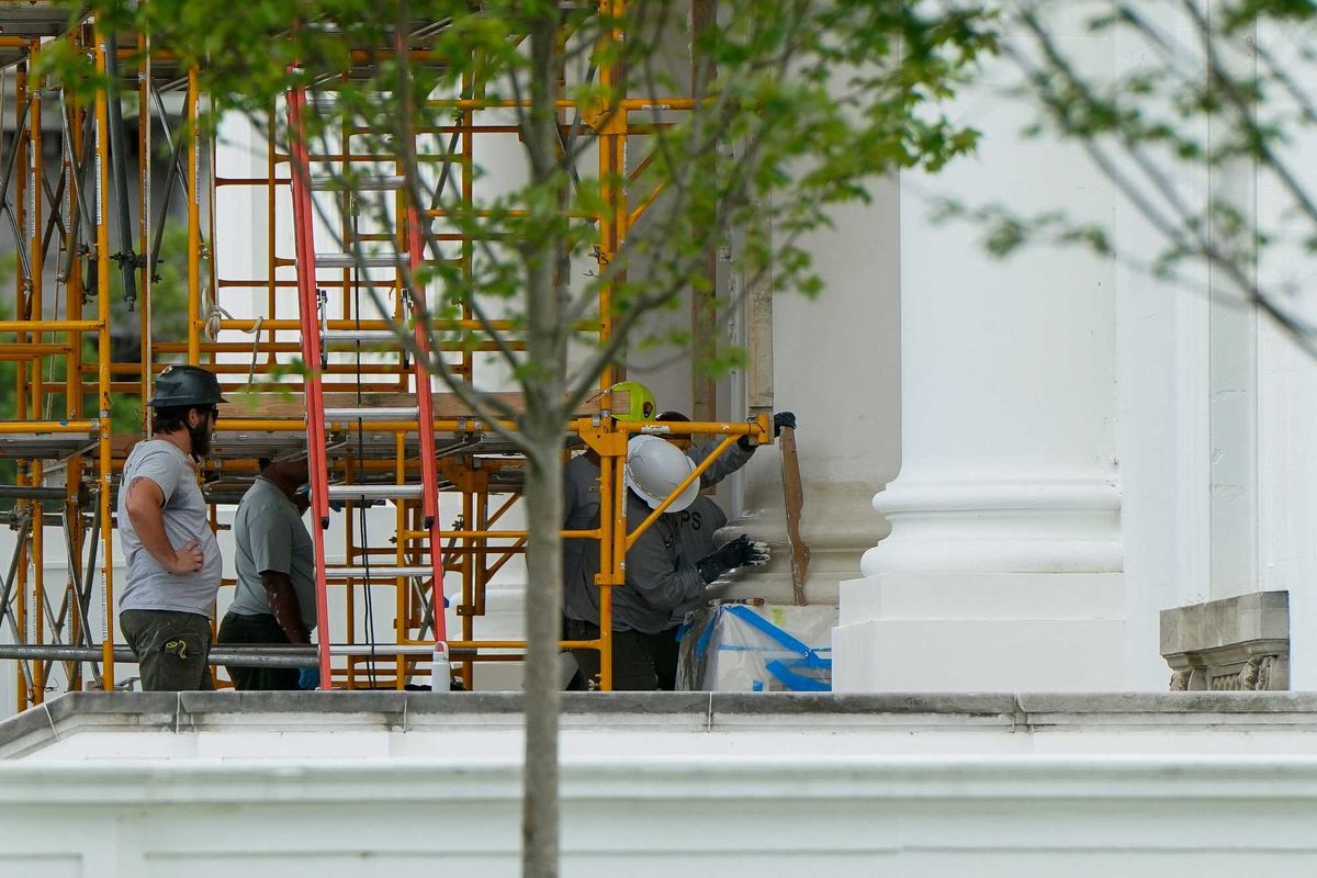 Trump marvels at DC beautification with extreme close-up of blurry concrete