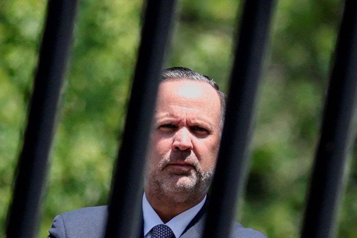 Trump huddled ex-caddy and 'human printer' on secret flight – ditched cabinet officials