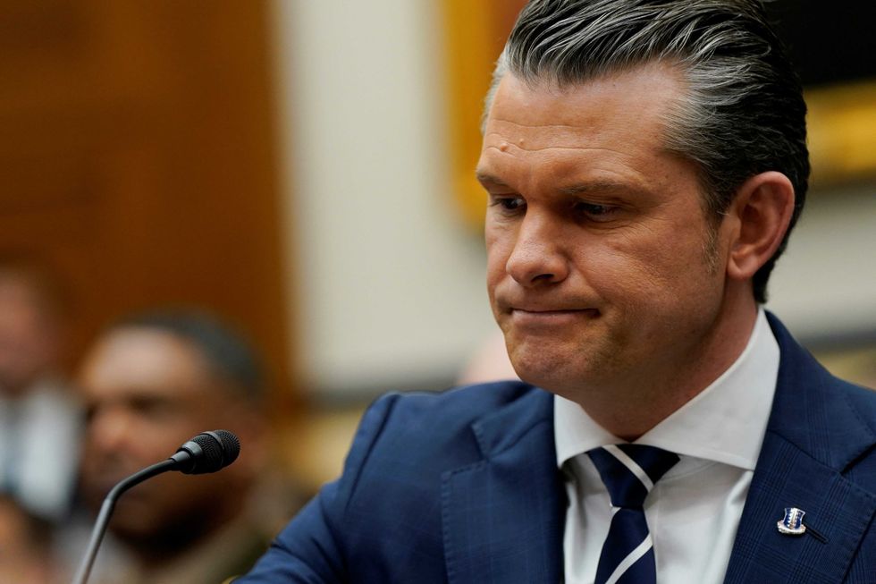 เฮกเซธเดือดดาลเมื่อถูกกดดันเรื่องค่าใช้จ่ายสงคราม: 'คุณกลัวที่จะรับผิดชอบเรื่องนี้หรือ?'