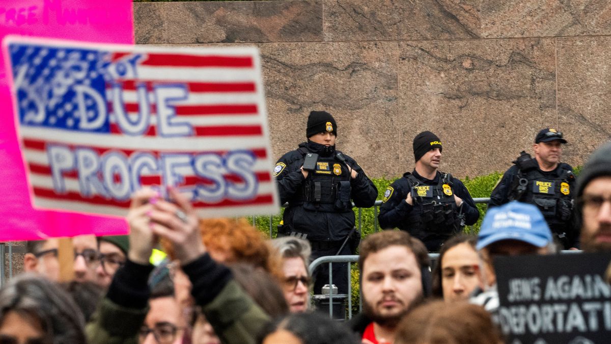 Immigrant with prosthetic legs thrown into solitary for griping about flooded cell: report