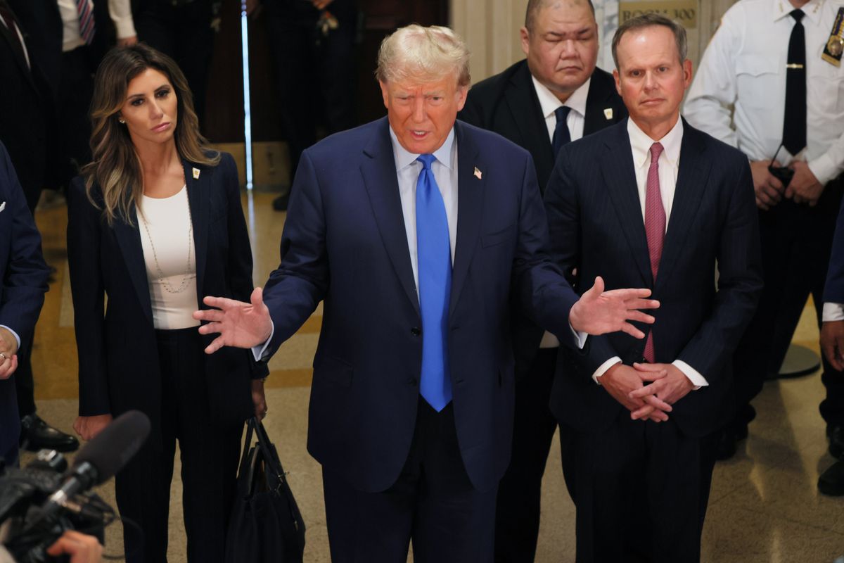 Trump rời phòng xử án| Tân Thế Kỷ