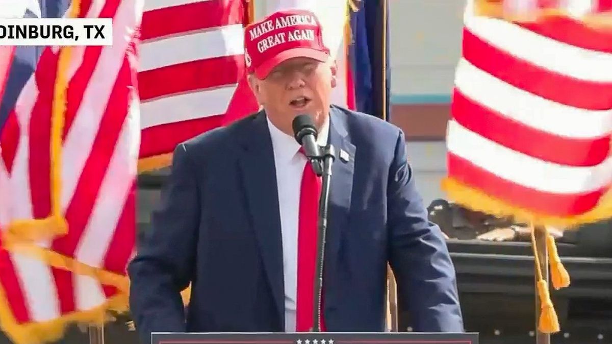 Trump drifts into bizarre rant praising 'wheels and walls' at Texas border speech
