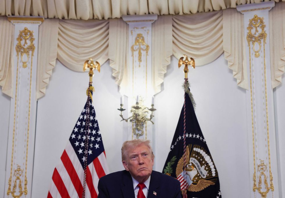 Analyst reacts to Trump's odd behavior during small business event in the White House