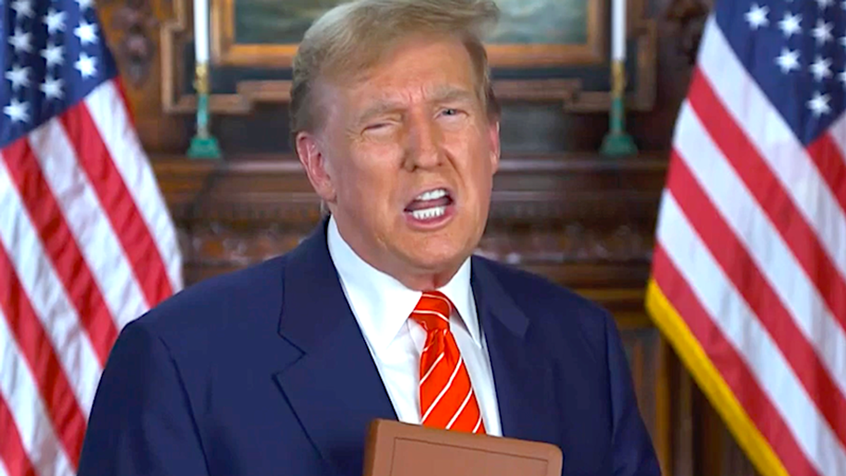 'Duping delight': Body language expert busts Trump for 'lying' about the Bible