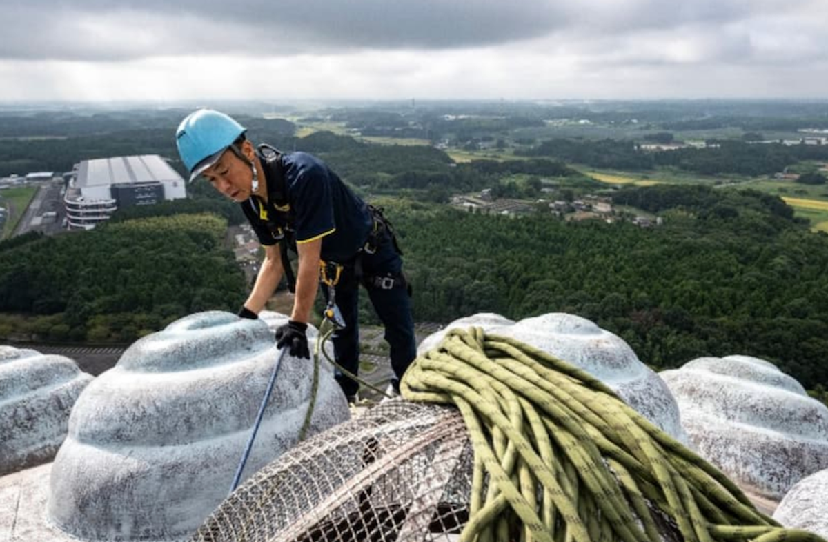 Celestial clean: Japanese duo spruce up world's tallest bronze Buddha
